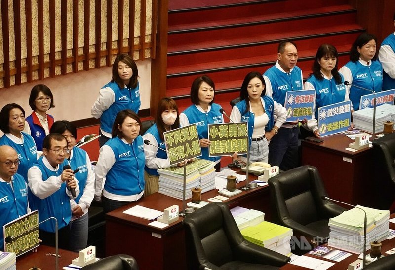 高雄市議會9日舉行市長施政報告與質詢議程,國民黨團指出,颱風山陀兒造成大量路樹倒塌與停水停電,要求市府體諒市民的苦,加速復電復水、研議補償機制、編足經費加強修剪路樹。中央社記者董俊志攝 113年10月9日