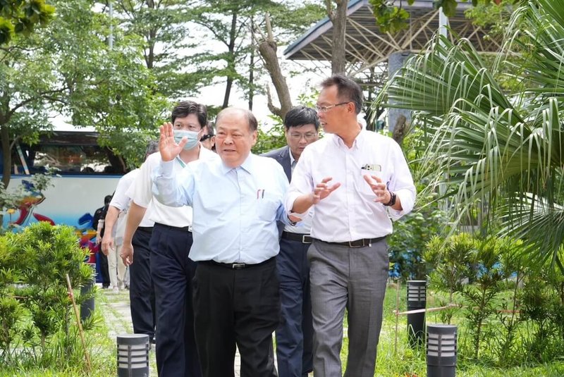 澎湖縣長陳光復(前左)指出,垃圾自主處理是當前澎湖面臨重大挑戰之一,9日率縣府相關工作團隊20餘人,到嘉義縣鹿草焚化廠參訪取經。(澎湖縣政府提供)中央社 113年10月9日