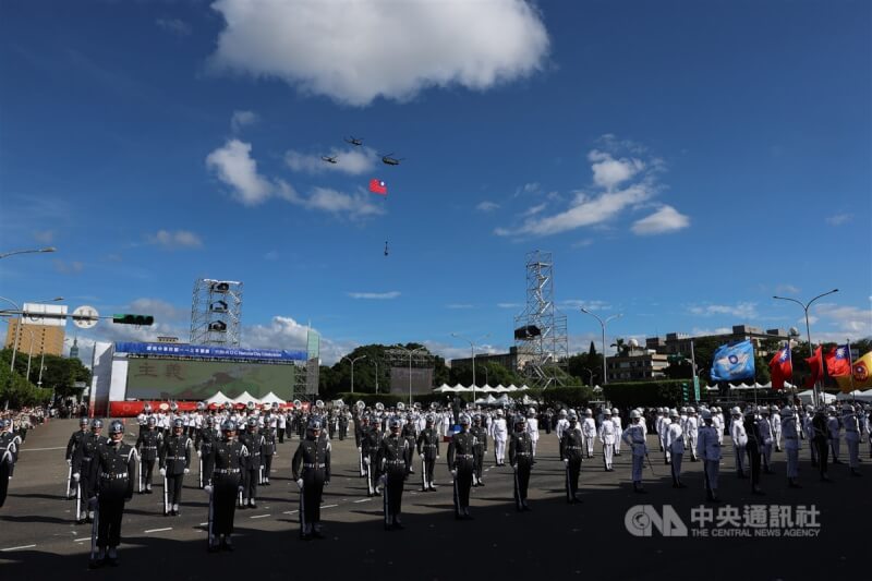 圖為國慶大會6日預演，CH-47SD契努克運兵直升機吊掛巨幅國旗飛越會場。（中央社檔案照片）