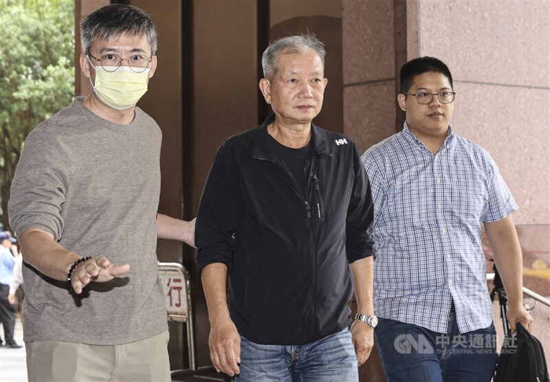 檢廉偵辦京華城案,9日以證人身分傳喚博奕大亨陳盈助的左右手邱清章(中)等人,邱清章下午移送台北地檢署複訊。中央社記者鄭清元攝 113年10月9日