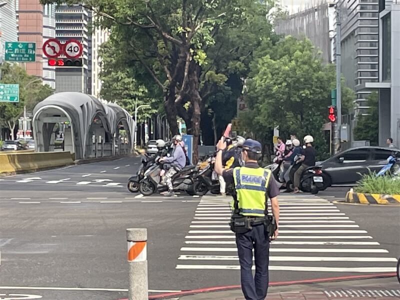 雙十國慶假期將至，台中市警察局預估返鄉、旅遊及參加國慶活動等需求增加，將針對轄區高鐵、台鐵、公路車站、高速公路、快速公路及熱門景點等周邊重點道路加強交通疏導，為維護交通順暢。（警方提供）中央社記者郝雪卿傳真 113年10月9日