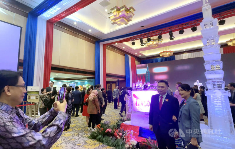 駐印尼台北經濟貿易代表處8日舉行國慶酒會,現場擺設台北101大樓大型冰雕,吸引人合照打卡。中央社記者李宗憲雅加達攝 113年10月9日