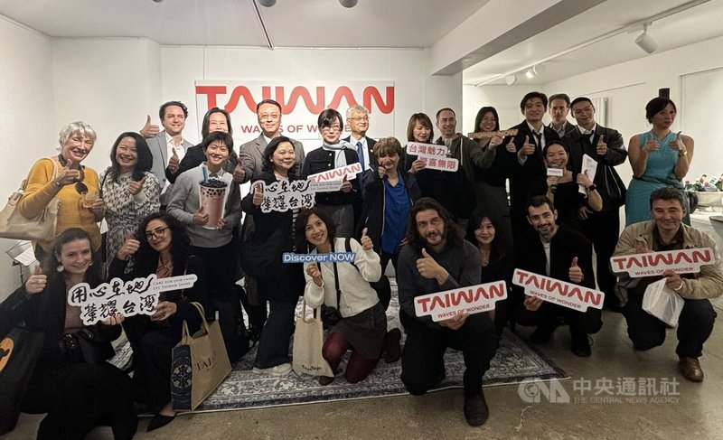 「Taiwan-Waves Of Wonder:橫越台灣四季之旅」巴黎特展活動8日開幕,觀光署駐法蘭克福辦事處主任謝長明(後中藍領帶者)、駐法代表郝培芝(中藍白領巾者)於剪綵後和參與者合照。中央社記者曾婷瑄巴黎攝 113年10月9日
