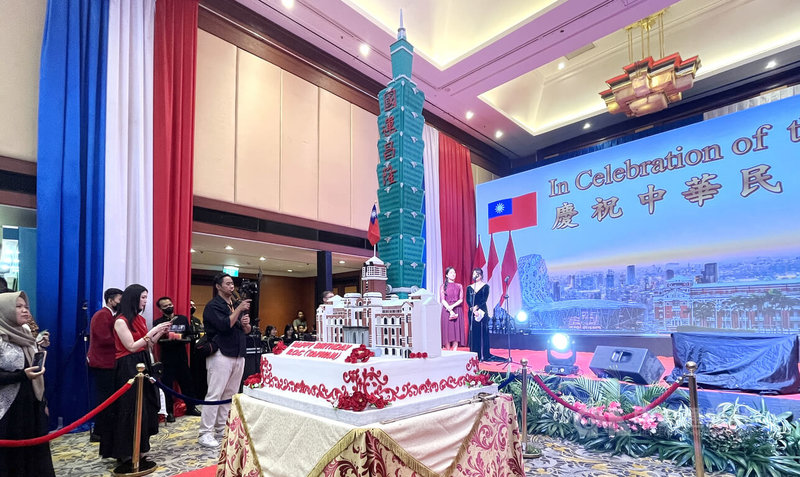 「中華民國113年國慶酒會」上的總統府及101大樓造型的巨型蛋糕相當吸睛,101大樓上寫著「國運昌隆」。中央社記者李宗憲雅加達攝 113年10月9日