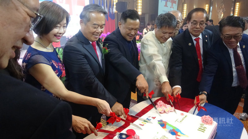 中華民國駐菲律賓代表處8日晚間舉辦113年雙十國慶酒會,駐菲代表周民淦(右5)伉儷與貴賓一同切蛋糕。中央社記者林行健馬卡蒂市攝 113年10月9日