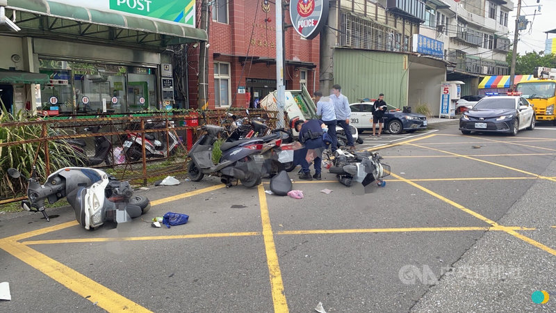 黃姓男子9日上午開車行經新北市三峽區橫溪派出所前，因打瞌睡導致車輛失控，撞死1名行人，並波及2輛警用機車、3輛民眾機車與變電箱，警方初步調查，黃男無酒駕，詢後將黃男依過失致死罪嫌函送偵辦。（翻攝照片）中央社記者高華謙傳真  113年10月9日