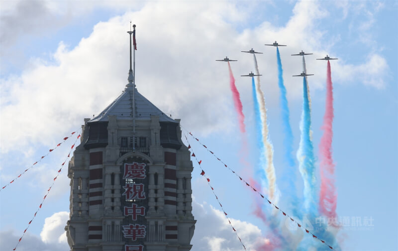 圖為6日下午舉行慶祝中華民國113年國慶大會預演，空軍雷虎小組編成7機五角隊型，施放彩煙飛越總統府上方。中央社記者趙世勳攝 113年10月6日