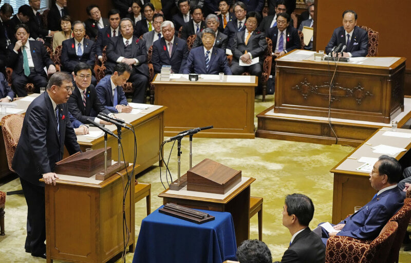 日本首相石破茂（前站立者）9日和在野黨領袖進行討論。（共同社）