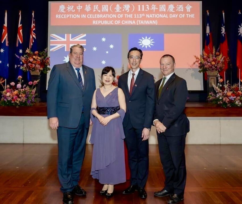 駐澳大利亞代表處8日舉辦中華民國113年國慶酒會,由駐澳洲代表徐佑典伉儷(右2,左2)主持。與澳洲國會友台小組共同主席裴瑞特(右1)、澳洲聯邦眾議員巴克霍茲(左1)合影。(駐澳大利亞代表處提供)中央社記者楊淳卉雪梨傳真 113年10月9日