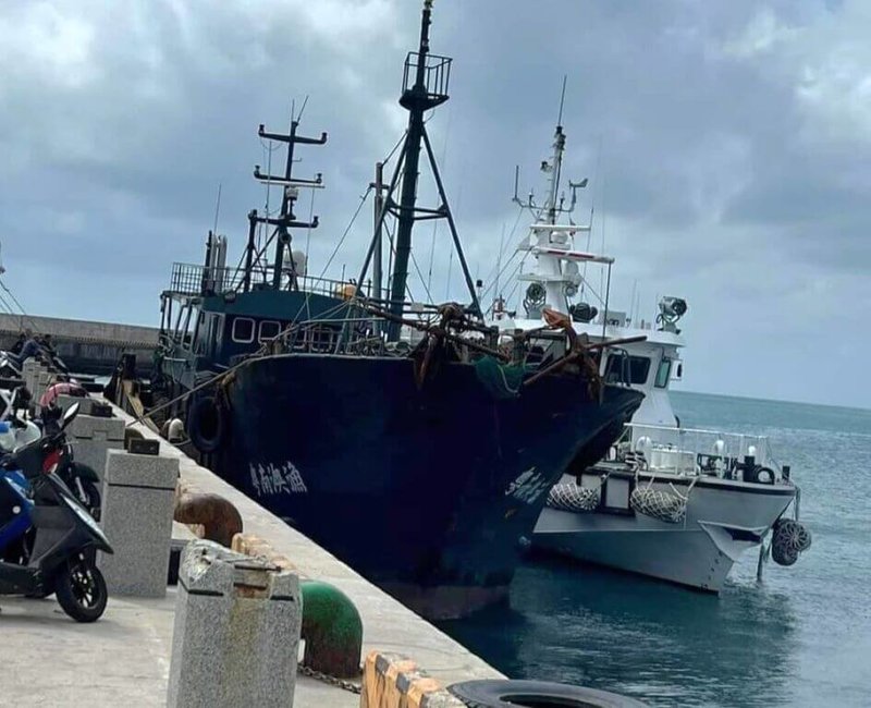 一艘船身編號抹去的中國「粵南澳」鐵殼漁船，遭澎湖海巡驅離時因機械故障漂流，巡防艇上午戒護鐵殼船至七美修護後，再帶返馬公留置調查。（澎湖七美民眾提供）中央社  113年10月9日