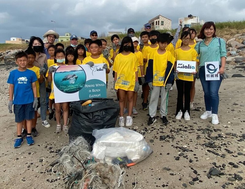 澎湖風櫃國小9日攜手美商公司熙麗雅一起在風櫃海岸線淨灘,盼讓澎湖家鄉的海灘更美麗潔淨。(澎湖風櫃國小提供)中央社 113年10月9日