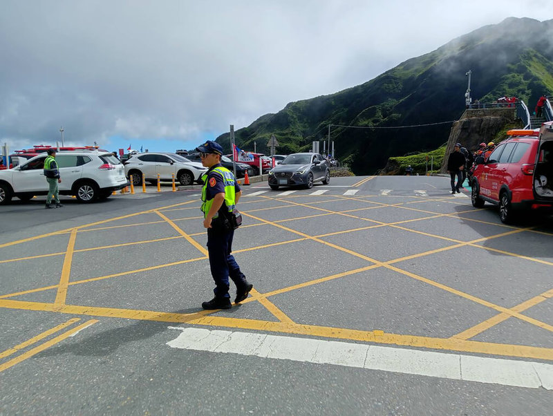 國慶假日，合歡山武嶺地區10日湧入人車潮觀看日出，南投縣警察局仁愛分局規劃警力加強交通疏導，並針對周邊路段違規車輛加強勸導及舉發。（警方提供）中央社記者鄭維真傳真  113年10月10日