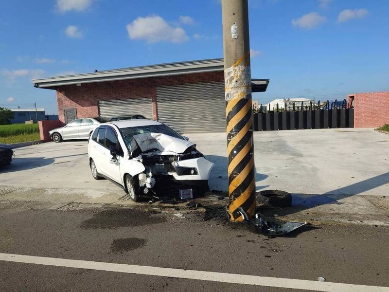 苗栗縣苑裡鎮田心里路段10日上午發生自小客車逆向撞電桿事故，59歲陳姓女駕駛一度受困車內，經消防人員協助脫困後送醫；因撞擊力道大，自小客車車頭嚴重凹陷、幾乎全毀。（警方提供）中央社記者管瑞平傳真  113年10月10日