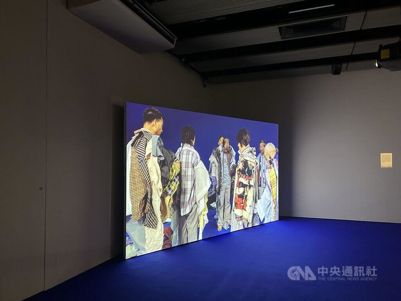 本次展覽中的錄像為全新的委託製作。黃博志表示,影像以從中國到香港的何先生為核心,講述他作為非法移民的渡海經驗,以及他在過程中所遇到的其他渡海者。圖攝於8日。中央社記者簡玉晴倫敦攝 113年10月10日