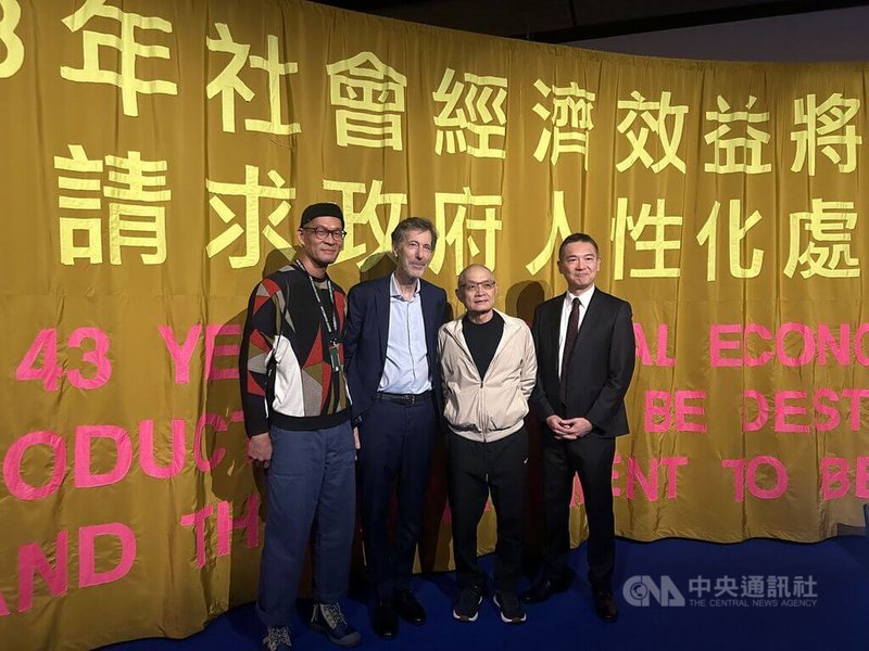 台灣藝術家黃博志(左1)、海沃德美術館長魯格夫(Ralph Rugoff)(左2)、 RC文化藝術基金會董事長陳榮泉(右2)、駐英文化組組長陳斌全(右1)於展廳合影。中央社記者簡玉晴倫敦攝 113年10月10日