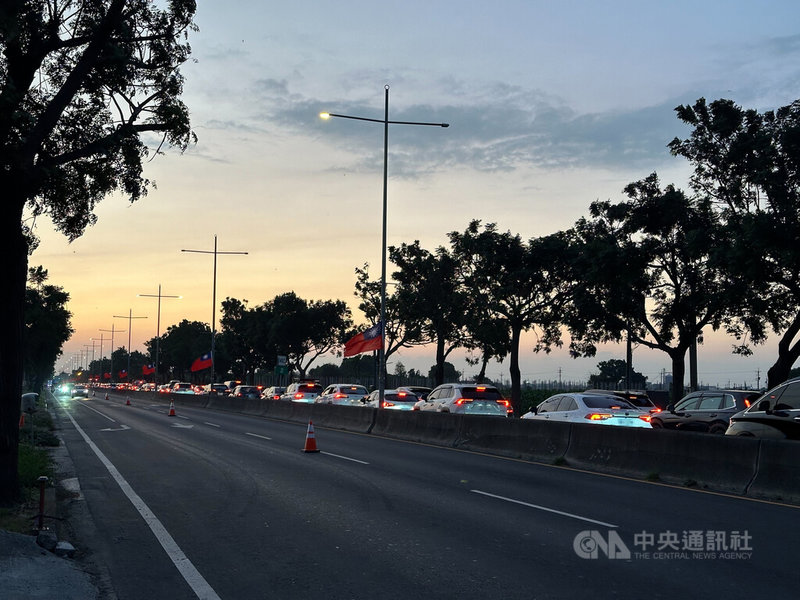 113年國慶焰火在雲林，活動場地廣達200公頃，午後人潮車潮持續湧入，有駕駛從國道1號虎尾匝道開到會場，約4.8公里路程卻花90分鐘，周邊道路車輛也大排長龍。中央社記者姜宜菁攝 113年10月10日