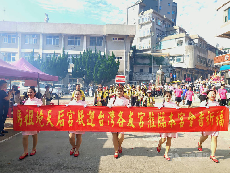 連江縣以媽祖信仰聞名，地方年度宗教盛事「媽祖在馬祖–昇天祭」10日在馬祖境天后宮熱鬧登場，午後展開迎接各宮廟媽祖金身儀式，場面熱鬧非凡。中央社記者潘欣彤攝 113年10月10日