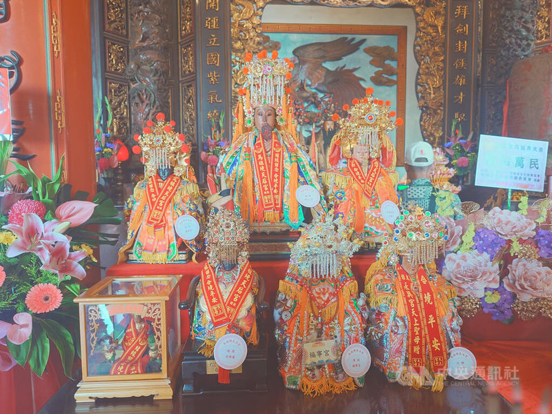 連江縣年度宗教盛事「媽祖在馬祖–昇天祭」10日展開,除在地信眾參與外,來自桃園、苗栗、台中、彰化等各地宮廟的媽祖金身跨海參與,駐駕馬祖境天后宮。中央社記者潘欣彤攝 113年10月10日
