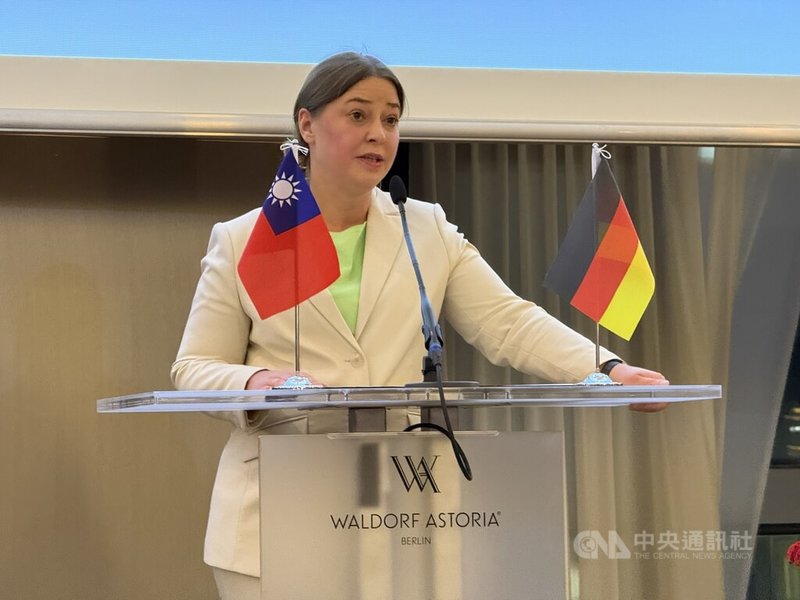 德國聯邦議會副議長瑪格瓦斯在駐德國代表處國慶酒會上致詞,讚揚台灣為亞洲民主堡壘,為穩定全球安全重要一環。中央社記者林尚縈柏林攝 113年10月10日
