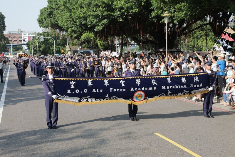 歡慶雙十國慶，台南市水交社文化園區晴空藝術節10日同步揭幕，晴空大遊行有空軍軍官學校軍樂隊等單位參與，邀請民眾共享國慶歡樂氛圍。（台南市政府提供）中央社記者張榮祥台南傳真  113年10月10日