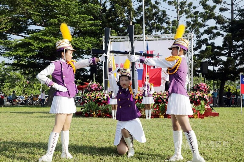 雙十國慶，台南市政府10日上午舉行升旗典禮慶祝國家生日，由國立台南女中儀隊操槍開場。中央社記者張榮祥台南攝  113年10月10日