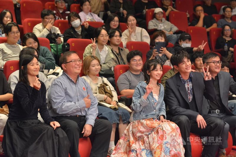 以青春校園為題材的台灣電影深受韓國市場喜愛。圖為「夜校女生」團隊在電影放映後與影迷合照。中央社記者廖禹揚釜山攝 113年10月10日