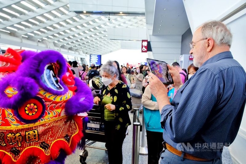 為了與民眾同賀國慶日,機場公司10日在桃機航廈內規劃安排5場藝文展演活動,其中來自宜蘭的「洪興龍獅戰鼓團」,帶來力與美的舞龍舞獅,讓國內外旅客驚喜、歡笑聲不斷。中央社記者吳睿騏桃園攝 113年10月10日