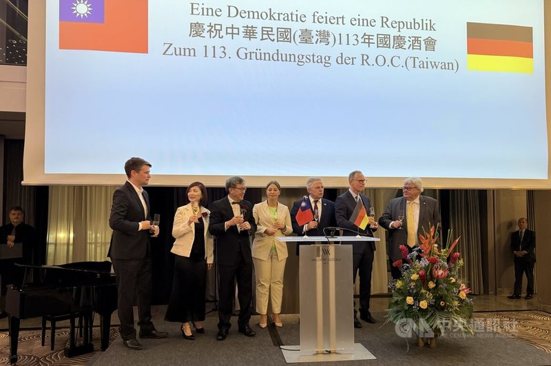 駐德國代表處舉辦中華民國113年國慶酒會,德國友台政要瑪格瓦斯(左四)、威爾許(右三)、包瑞翰(右一)、法伯(左一)、穆勒(右二),與駐德代表謝志偉伉儷(左二左三)舉杯和與會者共慶。中央社記者林尚縈柏林攝 113年10月10日