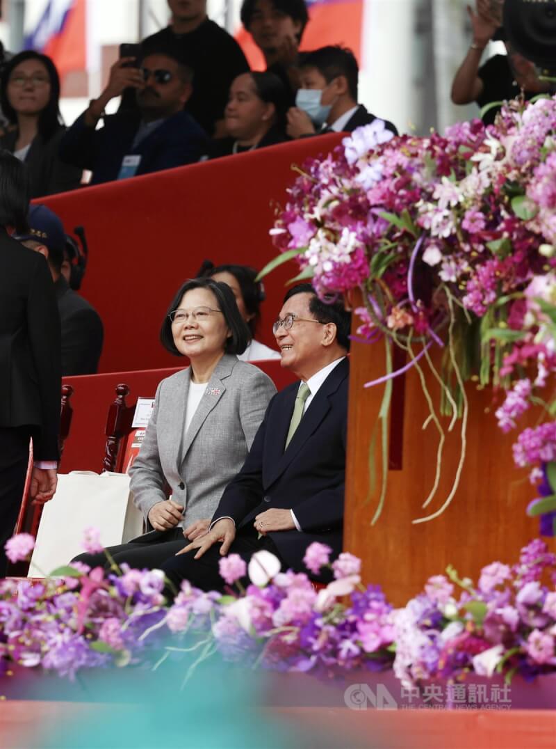 中華民國中樞暨各界慶祝113年國慶大會10日在總統府前廣場舉行,前總統蔡英文(前左)、陳水扁(前右)出席觀禮,席間互動熱絡。中央社記者趙世勳攝 113年10月10日