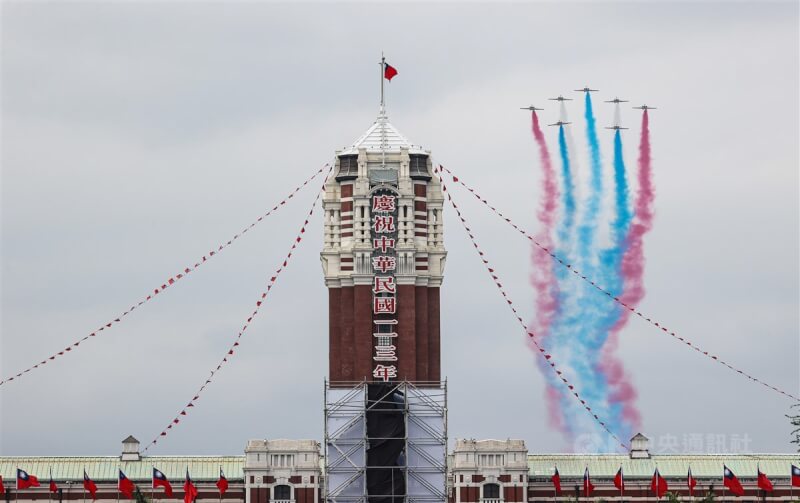 空軍雷虎小組在典禮尾聲編成7機五角隊形並施放紅藍白3色彩煙,低空通過觀禮台上方,為國慶大會劃下完美句點。中央社記者鄭清元攝 113年10月10日