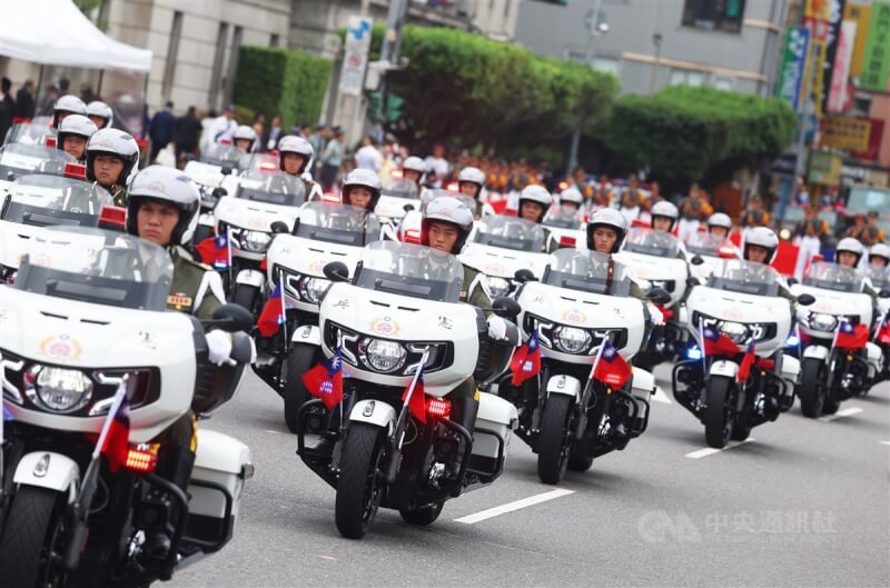 憲兵指揮部快速反應連展現高難度的重機騎行表演。中央社記者趙世勳攝 113年10月10日