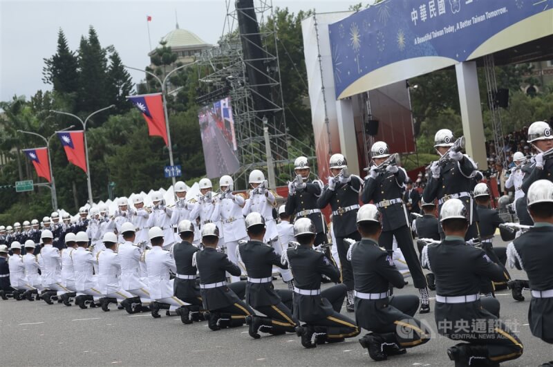 中華民國中樞暨各界慶祝113年國慶大會10日在總統府前廣場舉行，國防部聯合樂隊暨三軍儀隊帶來暖場演出，展現精準走位技巧。中央社記者趙世勳攝 113年10月10日