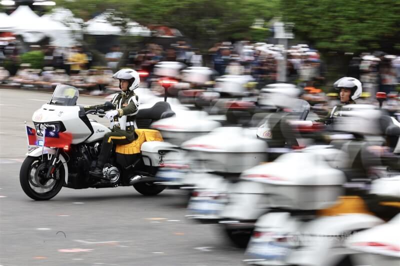 憲兵指揮部快速反應連以「台灣榮耀,光輝再現」為主題,帶來重型機車操演。中央社記者翁睿坤攝 113年10月10日