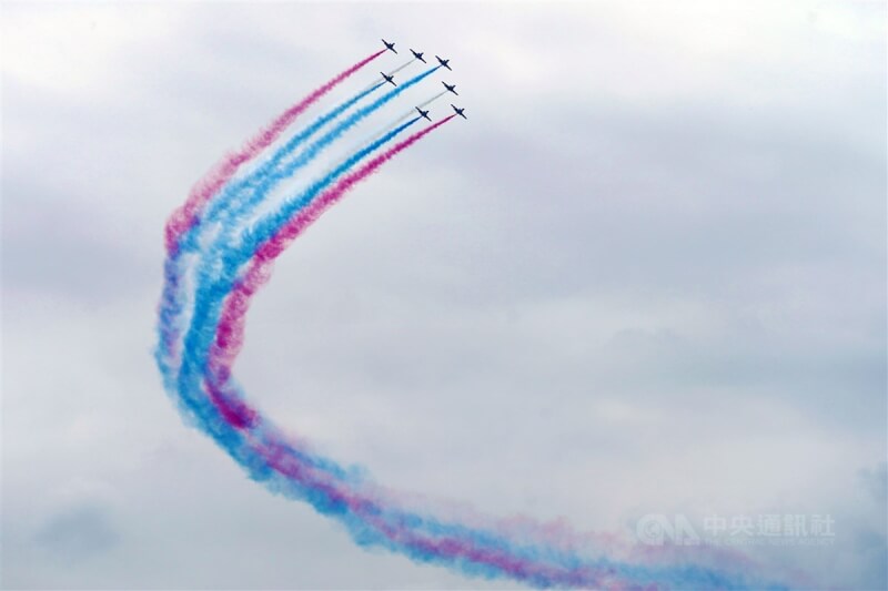 空軍雷虎小組壓軸登場,編成7機五角隊形噴3色彩煙,從北市上空呼嘯而過,為國慶大會劃下完美句點。中央社記者徐肇昌攝 113年10月10日