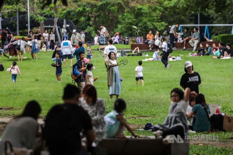 圖為民眾前往台北華山大草原放鬆遊玩。中央社記者裴禛攝 113年10月10日