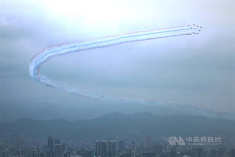 雙十國慶,空軍雷虎小組壓軸登場,自機尾噴出3色彩煙,飛越北市上空,為10日的國慶大會劃下完美句點。中央社記者王飛華攝 113年10月10日