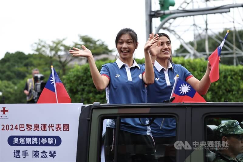 巴黎奧運女子拳擊銅牌選手陳念琴(右)、吳詩儀(左)出席國慶大會,向觀禮貴賓揮手致意。中央社記者翁睿坤攝 113年10月10日