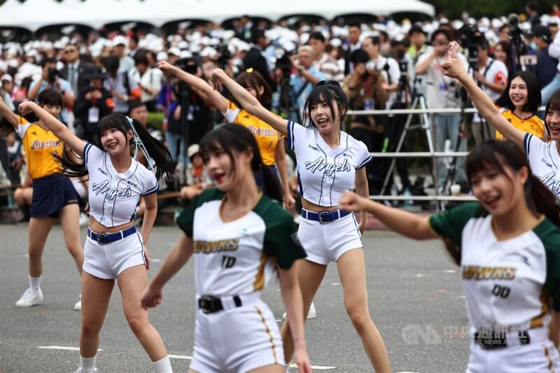 中華職棒啦啦隊帶來精彩應援曲表演。中央社記者翁睿坤攝 113年10月10日