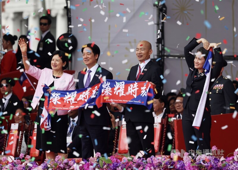 總統賴清德(前左2)與妻子吳玫如(前左1)、副總統蕭美琴(前右1)、立法院長韓國瑜(前右2)向進場的巴黎奧運、帕運選手等致意。中央社記者趙世勳攝 113年10月10日