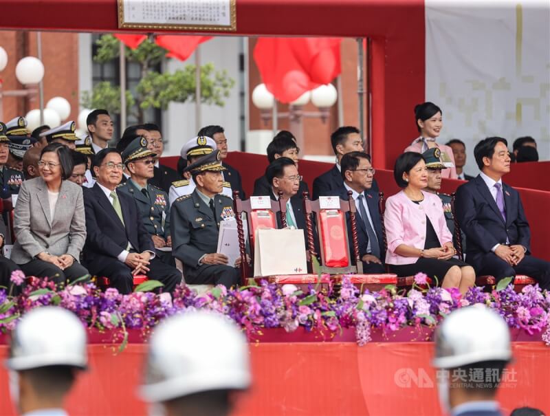 中華民國中樞暨各界慶祝113年國慶大會10日在總統府前盛大舉行，總統賴清德（前右）與前總統蔡英文（前左）、陳水扁（前左2）等人同台觀禮，獨缺前總統馬英九。中央社記者鄭清元攝 113年10月10日