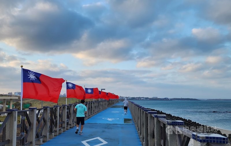 澎湖縣政府10日上午在縣府廣場舉辦「澎湖各界慶祝中華民國113年國慶升旗典禮暨慢跑活動」,馬公環海步道旗海飄揚,歡慶中華民國生日。中央社 113年10月10日