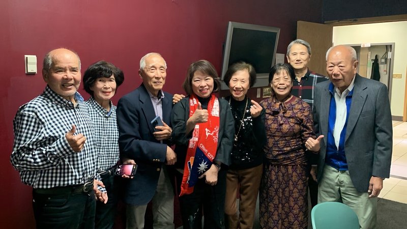 嘉義市長黃敏惠(左4)率團訪問美國,台灣時間10日上午抵達紐約上州雪城,與僑胞合影,並贈送嘉義名產。(嘉義市政府提供)中央社記者蔡智明傳真 113年10月10日