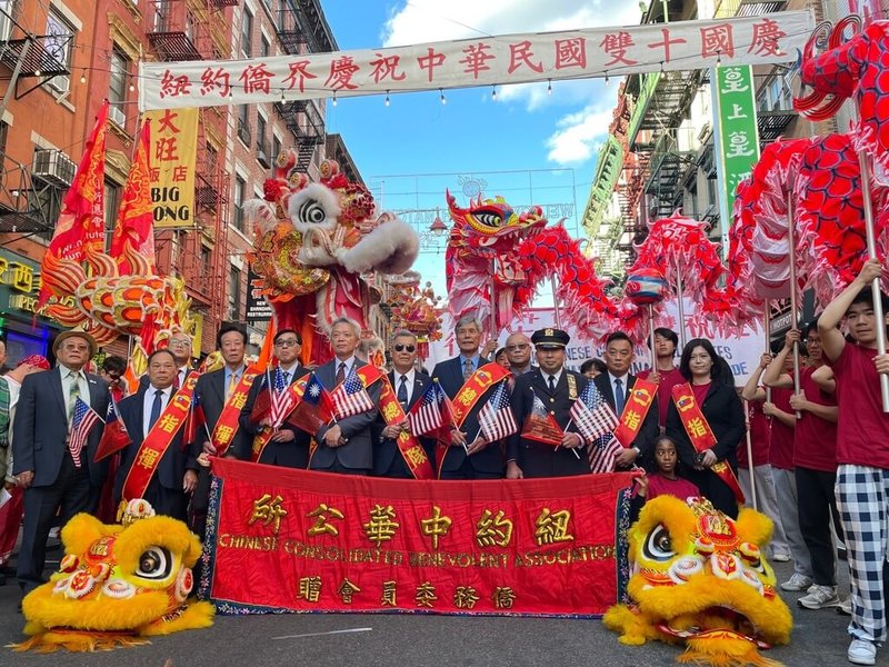 駐紐約辦事處長李志強(左5)、中華公所主席朱超然(左6)等出席紐約華埠國慶遊行。(駐紐約辦事處提供)中央社記者廖漢原紐約傳真 113年10月11日