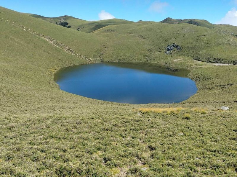 颱風山陀兒過後，嘉明湖滿水位，山友形容是「天使的眼淚」，就像鑲在中央山脈的藍寶石。（林業及自然保育署台東分署提供）中央社記者盧太城台東傳真  113年10月11日