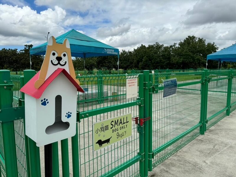 新北市板橋區浮洲寵物公園受歡迎，市府高灘地工程管理處考量大浮洲地區養寵物人口增加，更新寵物公園圍籬，空間上變得更寬廣。（新北市高灘處提供）中央社記者高華謙傳真  113年10月11日