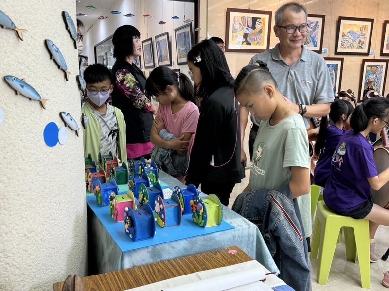 「親親海洋 創藝百匯」澎湖縣湖西鄉國中小海洋藝文創作聯展即日起展出,展出學生創作的海洋主題作品。(湖西鄉公所提供)中央社 113年10月11日