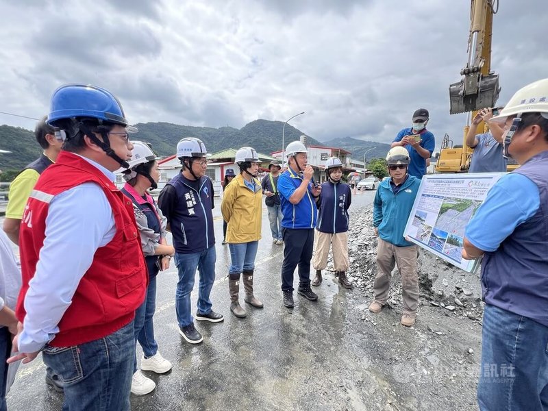 颱風山陀兒造成台東多條溪流暴漲溢流及大規模土石流，縣長饒慶鈴（左4）、國民黨立委黃建賓（左3）11日會同農業部政務次長黃昭欽（左）及行政院工程會、原民會人員前往多處勘災，盼中央與地方合作搶修。中央社記者盧太城台東攝  113年10月11日