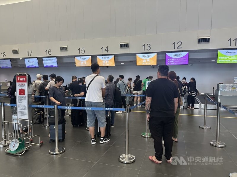 台灣虎航傳出取消台中國際機場多條航線，台中市觀旅局11日表示，台灣虎航相關航線規劃及申請皆在作業中，待相關程序皆確認後，再另行議定銷售期程及復航日期。圖為台中國際機場虎航櫃台。中央社記者趙麗妍攝  113年10月11日