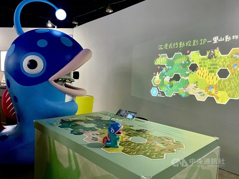 TTXC台灣文化科技大會12日將正式登場,支持台灣原創開發的INNOVATIONS文化科技創新展演專區中,展示包含結合光影行動藝術的互動劇場「沉浸式行動投影IP–里山動物趣」等作品。中央社記者葉冠吟攝 113年10月11日
