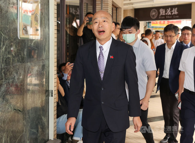 114年度中央政府總預算案卡關未解,行政院長卓榮泰、立法院長韓國瑜11日邀請朝野黨團幹部餐敘,韓國瑜(前)中午赴宴,前往點水樓餐廳。中央社記者鄭清元攝 113年10月11日